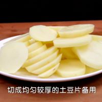 香喷喷的【孜然牛肉土豆片】 的做法图解1