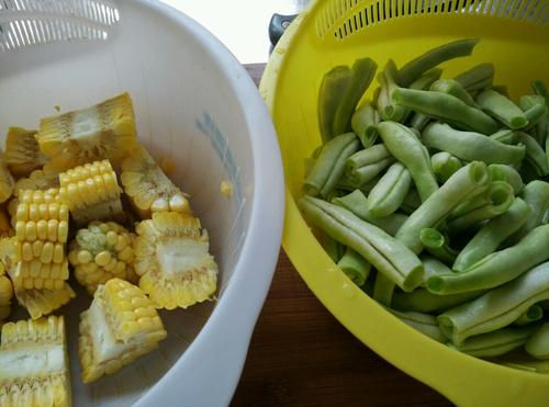 排骨豆角炖玉米的做法