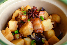 五花肉炖土豆的做法