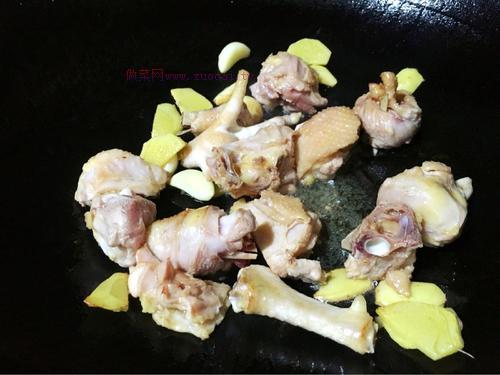 板栗焖鸡肉的做法