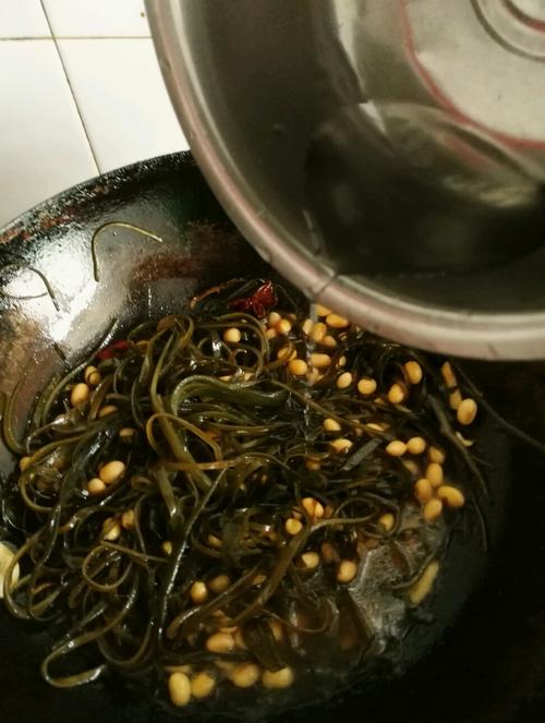 海带焖黄豆的做法