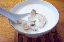 牛奶炖香菇的做法