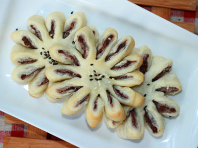 中式传统甜点菊花酥的做法图解，红豆沙菊花酥怎么做