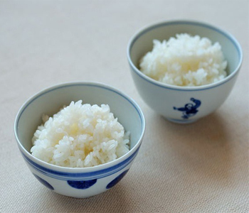 蒸大米的做法 蒸大米怎么做好吃 蒸大米要加多少水