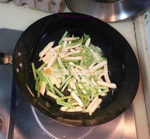 芹菜炒豆干的做法