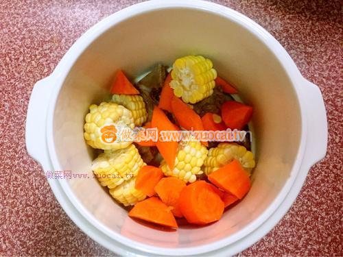 脊骨玉米胡萝卜汤的做法