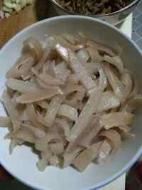 干豆角焖肉皮的做法步骤1
