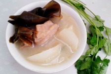 白萝卜海带排骨汤做法