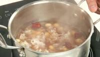 莲子银耳红豆粥的做法步骤3