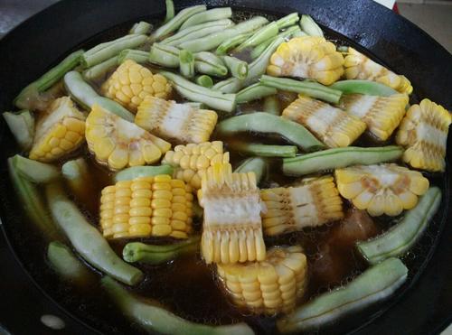 排骨豆角炖玉米的做法