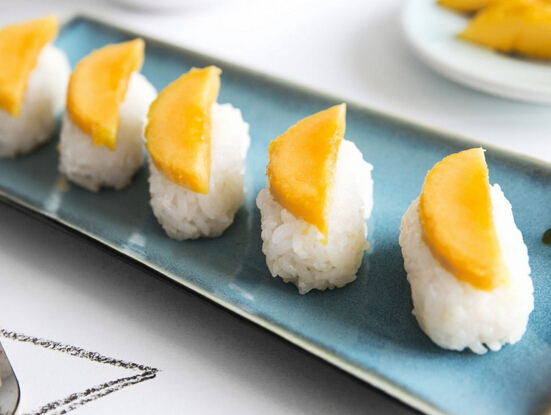 简单的郊游餐芒果糯米寿司怎么做？