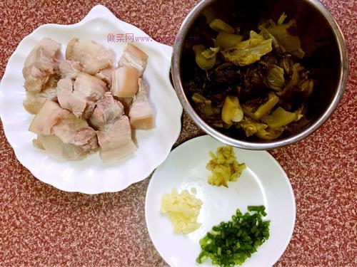 酸菜炖五花肉的做法
