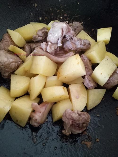 土豆炆鸭的做法
