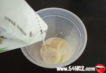 香蕉奶昔的做法2