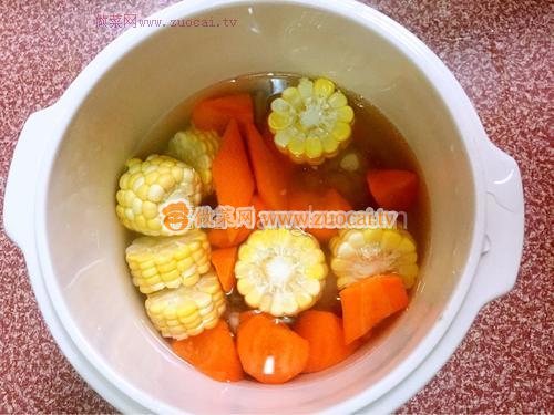 脊骨玉米胡萝卜汤的做法