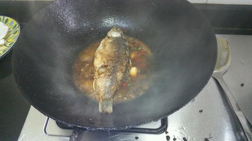 干锅鲫鱼的做法