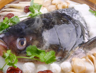 黄花菜白芷炖鱼头的做法视频