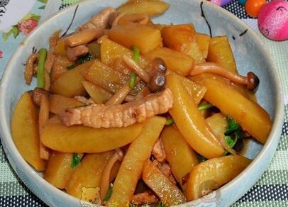 蟹味菇土豆炖猪肉的家常做法
