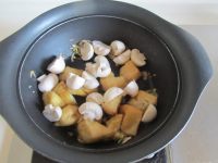 菠菜口蘑烩豆腐泡的做法步骤6