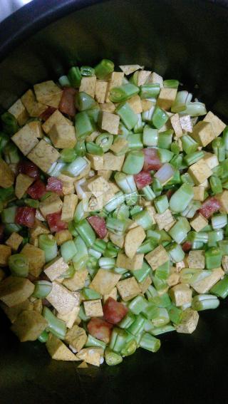 腊肠豆角焖饭的做法步骤：4