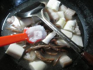 茶树菇茭白烧五花肉的做法步骤：8