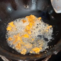咸蛋黄炒小河虾的做法步骤4