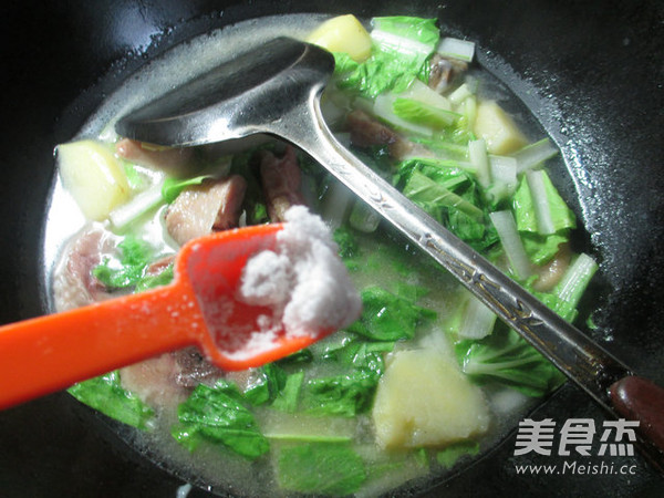 小白菜腊鸡腿煮土豆的做法
