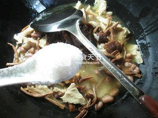 花生米茶树菇烤麸 的做法步骤：8