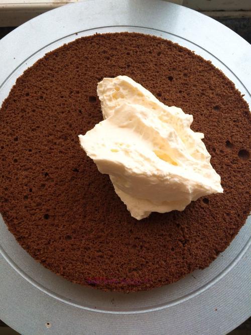 淡奶油水果蛋糕（巧克力蛋糕胚）的做法
