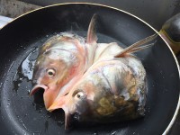桂圆核桃鱼头汤的做法步骤2