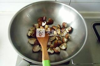 香菇烧油面筋的做法步骤：6