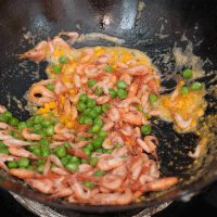 咸蛋黄炒小河虾的做法步骤5