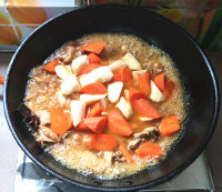 胡萝卜杏鲍菇烧土鸡的做法步骤11