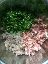 猪肉鲜虾水饺的做法步骤1