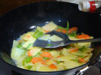 尖椒胡萝卜炒土豆片的做法步骤11
