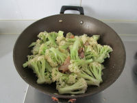 咸肉花菜干锅的做法步骤8