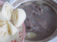 莲藕黑豆排骨汤的做法步骤6