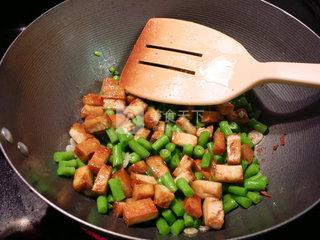 咸肉炒豇豆豆干的做法步骤：5