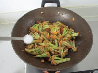 咸肉花菜干锅的做法步骤11