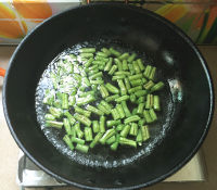 橄榄菜四季豆炒鸡肉的做法步骤4