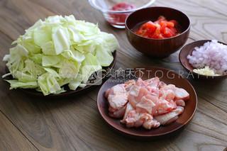 茄汁卷心菜炖鸡肉的做法步骤：2