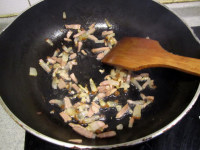 腊肉土豆焖锅巴饭的做法步骤2