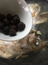 桂圆核桃鱼头汤的做法步骤6