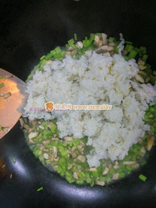 西芹口蘑炒米饭的做法