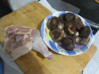 香菇烧鸡块的做法步骤1
