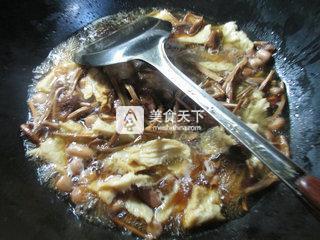 花生米茶树菇烤麸 的做法步骤：9