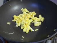 鸡蛋炒西兰花梗的做法步骤4