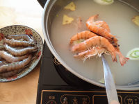 鲜虾火锅的做法步骤3