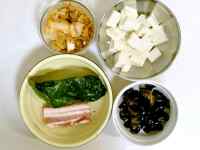 辣白菜炖豆腐汤的做法步骤1