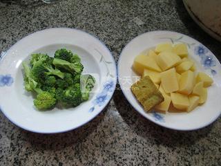 咖喱西兰花土豆的做法步骤：1